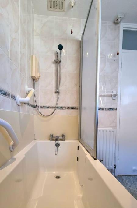Spacious 2 Bed Bungalow Enfield Ngoại thất bức ảnh