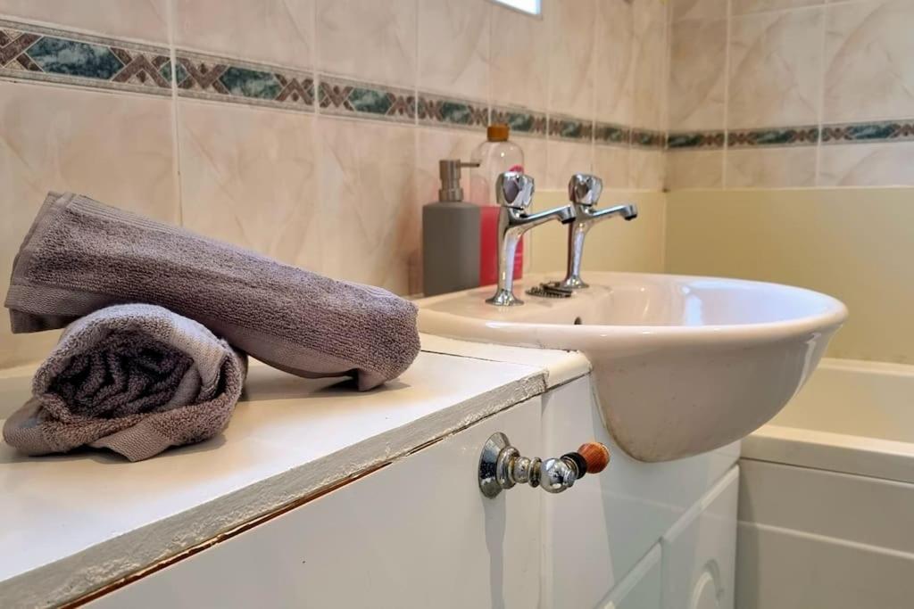 Spacious 2 Bed Bungalow Enfield Ngoại thất bức ảnh
